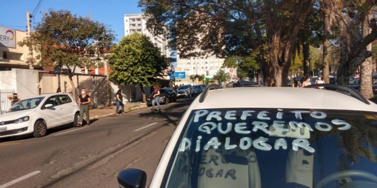 Carreata em Marília pede debate e segurança para volta às aulas