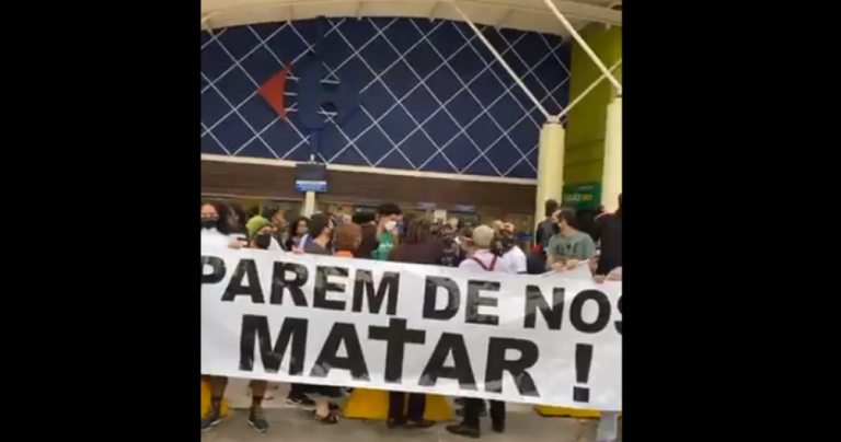 Protesto no Rio tem manifestantes, artistas e fecha loja do Carrefour