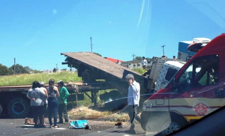 Carreta atravessa mureta em acidente na SP-294 em Lácio