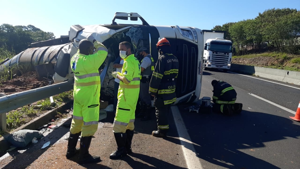 Carreta com leite tomba na rodovia do Contorno e complica trânsito em Marília