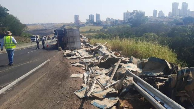 Retirada de carreta interdita trecho da rodovia do Contorno em Marília