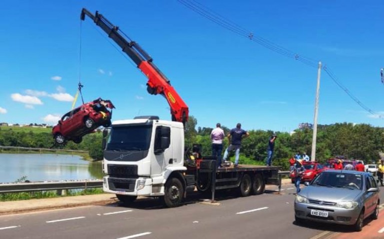 Equipes retiram carro que afundou em represa de Marília; vídeo