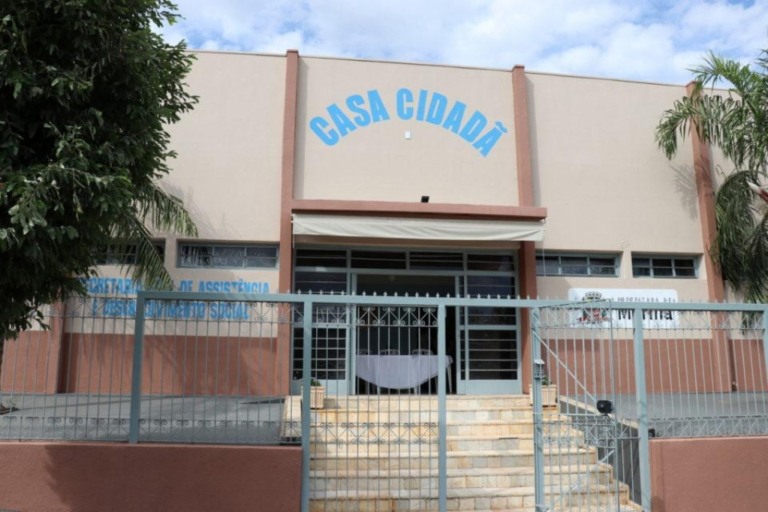 Casa Cidadã lota com atendimento na madrugada fria em Marília