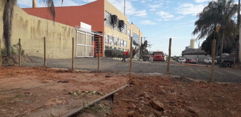 Justiça suspende cobranças por faixa da ferrovia em Marília; Casa Sol ocupa área