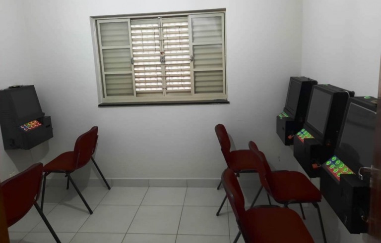 Polícia fecha cassino clandestino e apreende máquinas caça-níqueis em Marília