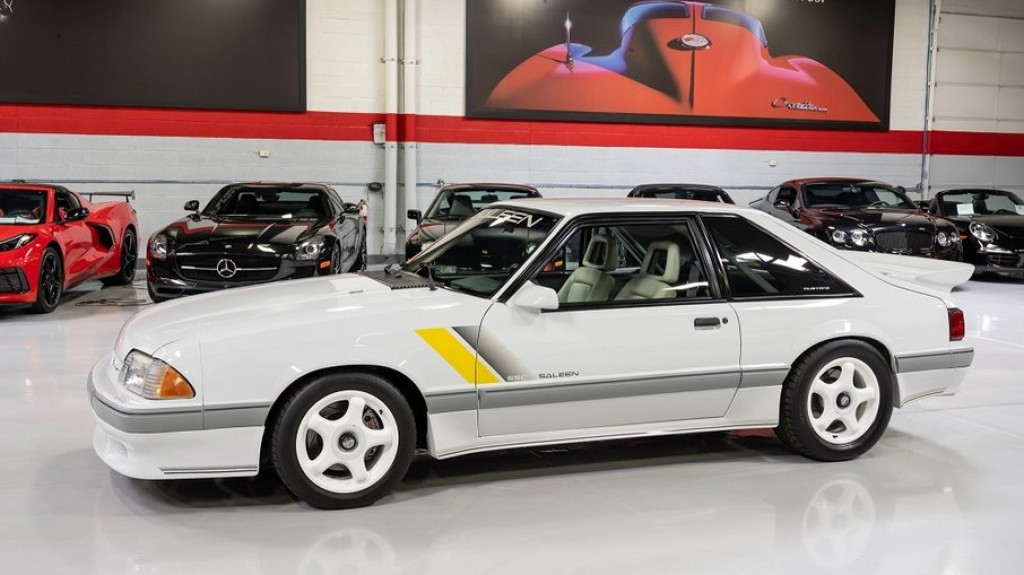 Ford Mustang autografado pelo piloto Steve Saleen vai a leilão