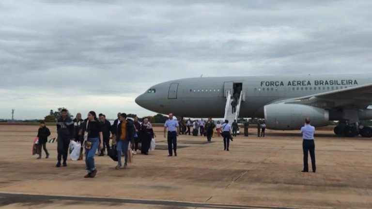 GOV/FAB Desembarque dos brasileiros e seus familiares vindos da Faixa de Gaza