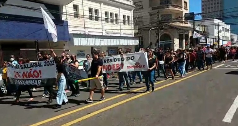 Reposição de horas após protesto de servidores inclui domingos, feriados e recesso