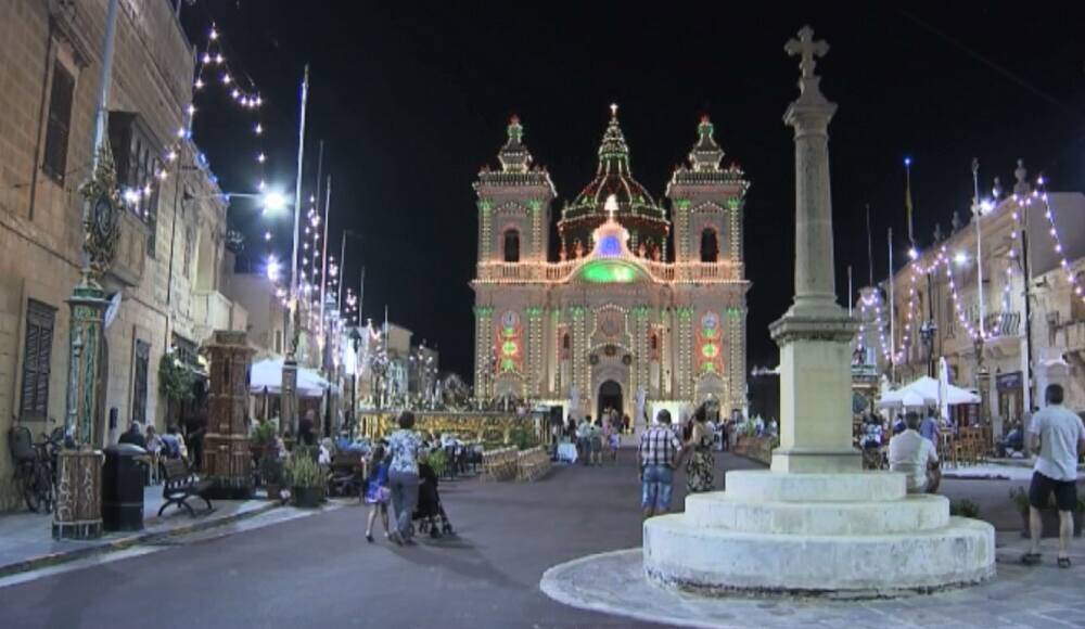 Foto da praça da cidade com decoração de Natal, anterior a pandemia. Foto: Reprodução/Latini restaurant