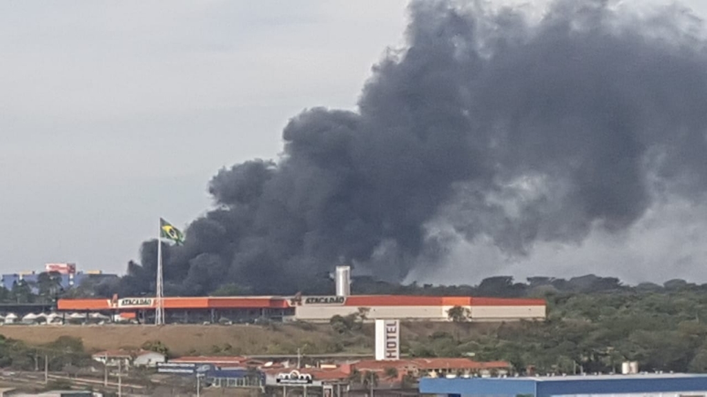 Incêndio destrói galpão da Ceagesp e cria cortina de fumaça em Bauru; assista