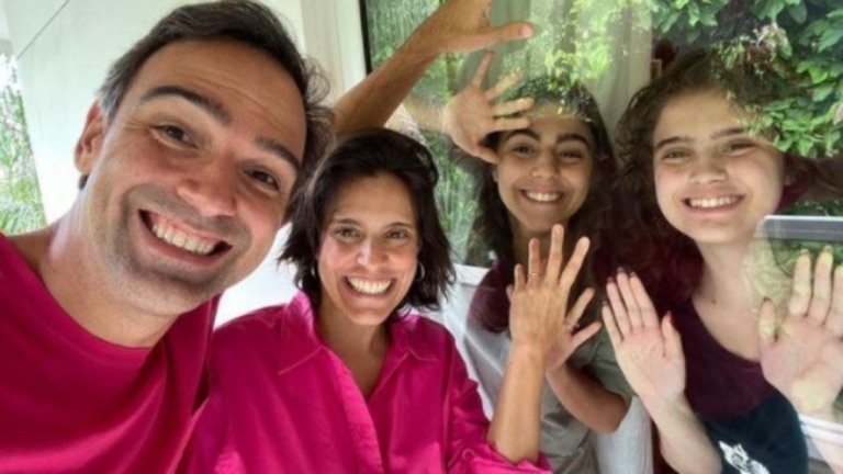 Tadeu revela distância das filhas: "Casa de vidro no lar dos Schmidts"