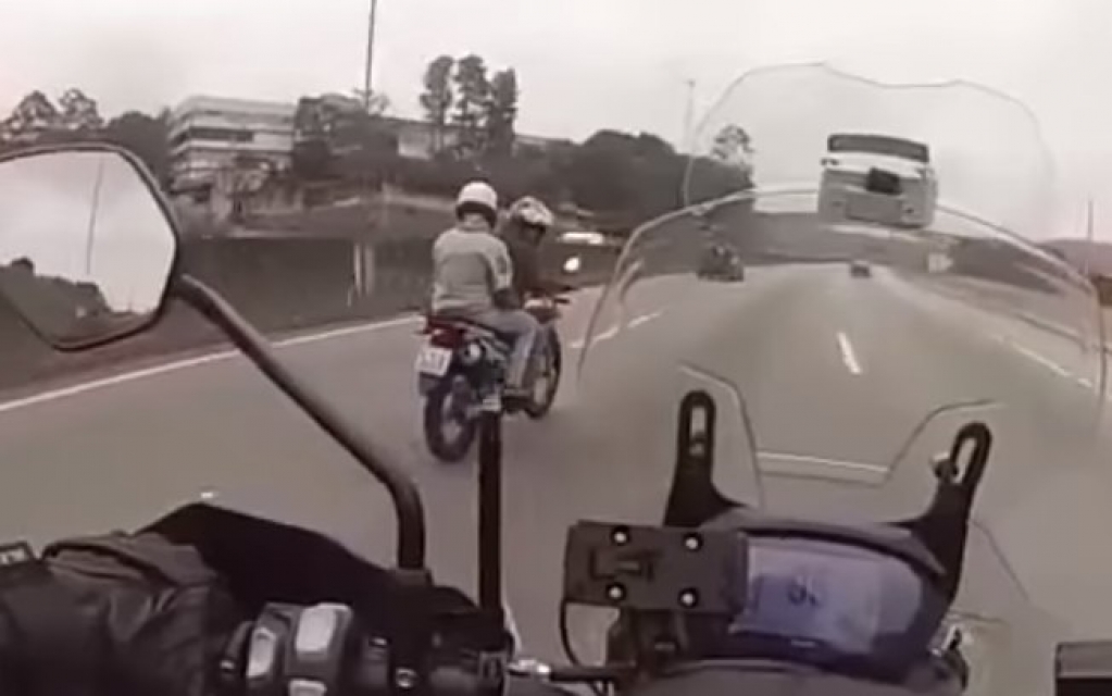 Na contramão, motociclista realiza 'fuga de cinema' para evitar assalto; assista