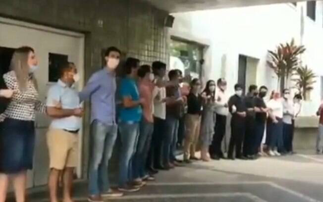 Grupo se reúne em hospital onde menina fará aborto