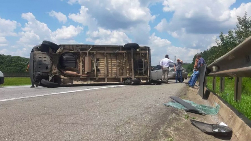 Van que transportava 16 detentos capota em rodovia e deixa feridos