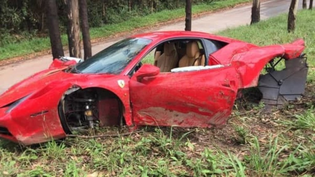 Ferrari se envolve em acidente em Minas Gerais e motor vai parar longe