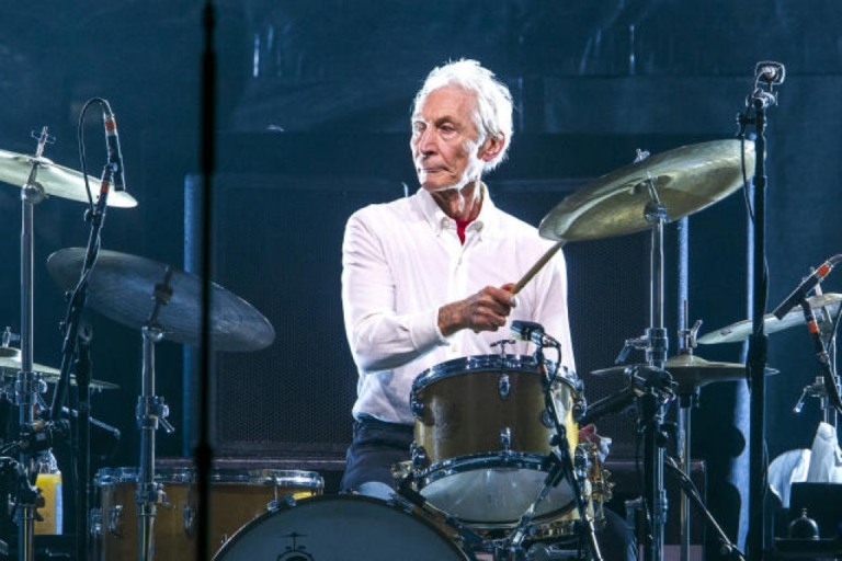 Charlie Watts, baterista dos Rolling Stones, morre aos 80 anos