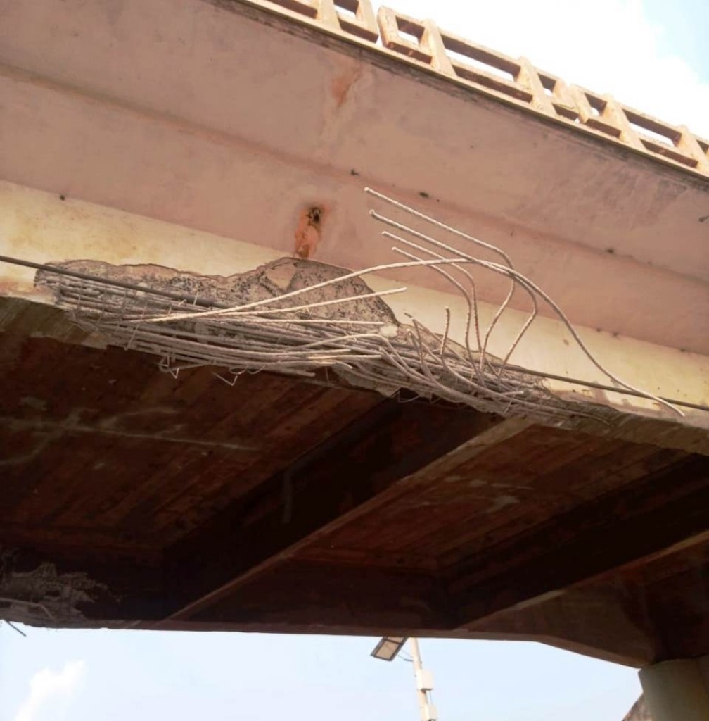 Choque de carreta em viaduto interdita trecho da BR-153 em Icém Choque de carreta em viaduto interdita trecho da BR-153 em Icém