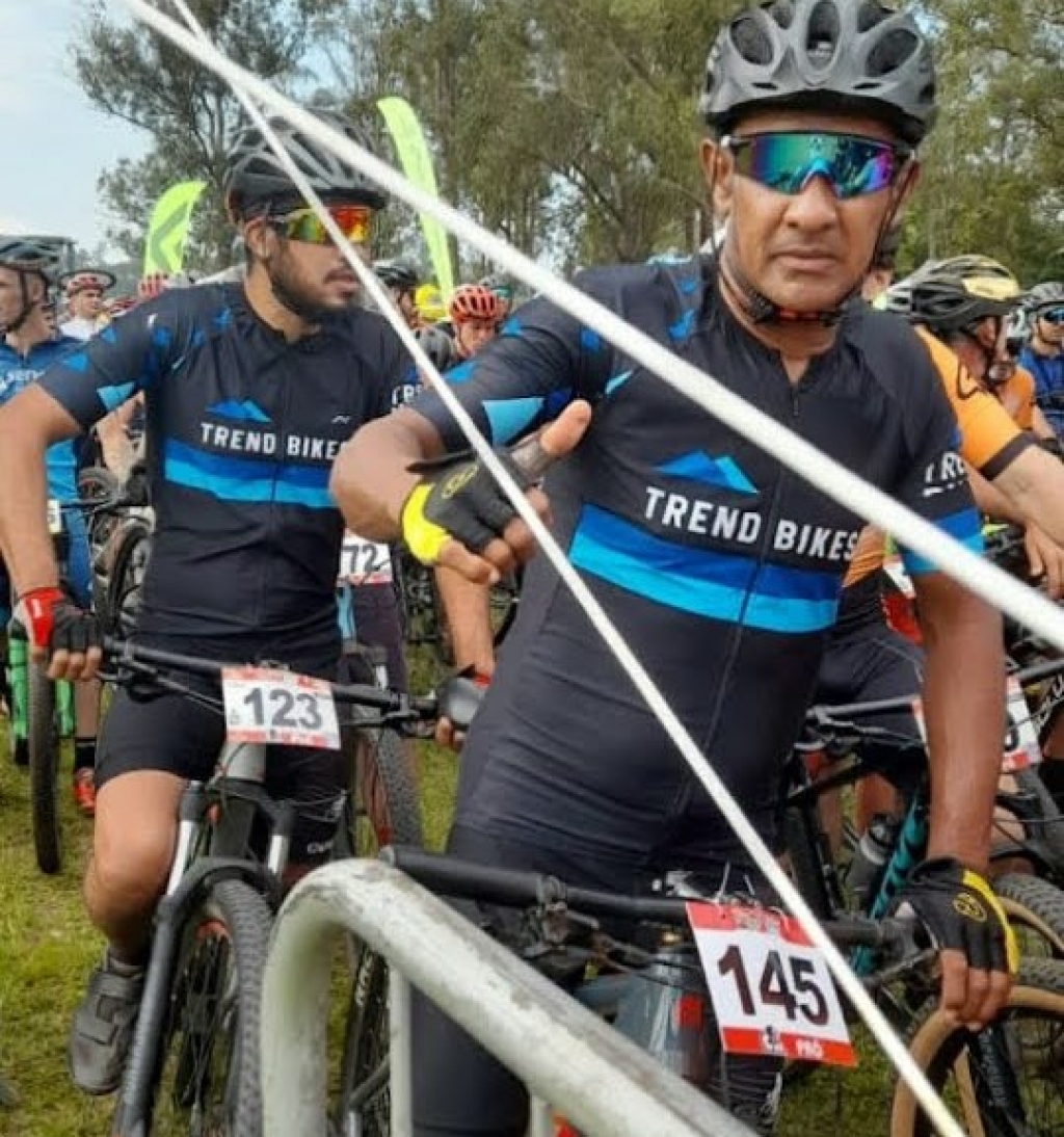 Pai e filho, ciclistas de Vera Cruz arrecadam e vendem latas para bancar competições