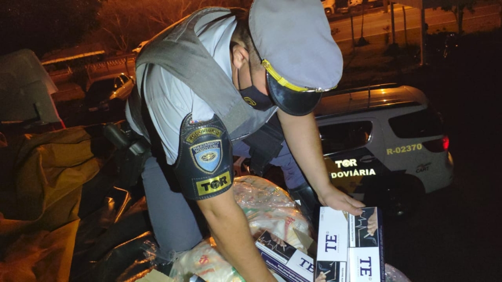 Motorista é preso em Assis com carga de cigarros contrabandeados Motorista é preso em Assis com carga de cigarros contrabandeados