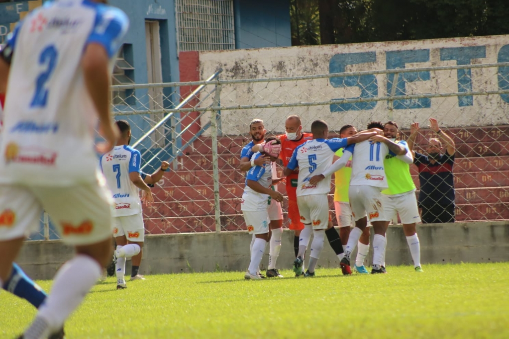 MAC defende pênalti, faz gol e quebra tabu em vitória sobre Nacional fora de casa