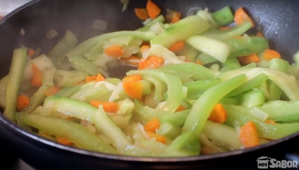 Que tal preparar uma salada de pepinos como nuca feito antes! Veja a receita e sinta a leveza e delicadeza desse prato!