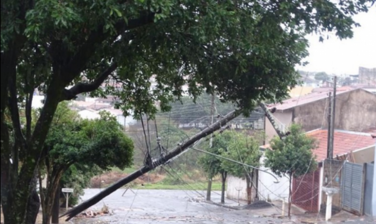 Vendaval deixou 480 sem energia; cidade terá vento moderado na semana
