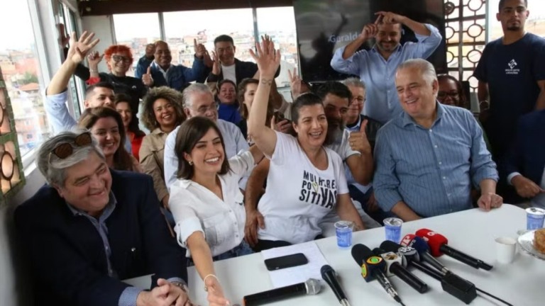 Gilberto Marques/Acervo pessoal 25/01/2024 Tabata Amaral anuncia pré-candidatura para Prefeitura de São Paulo, ao lado de Datena à esquerda e do ministro Márcio França, todos do PSB à sua direita