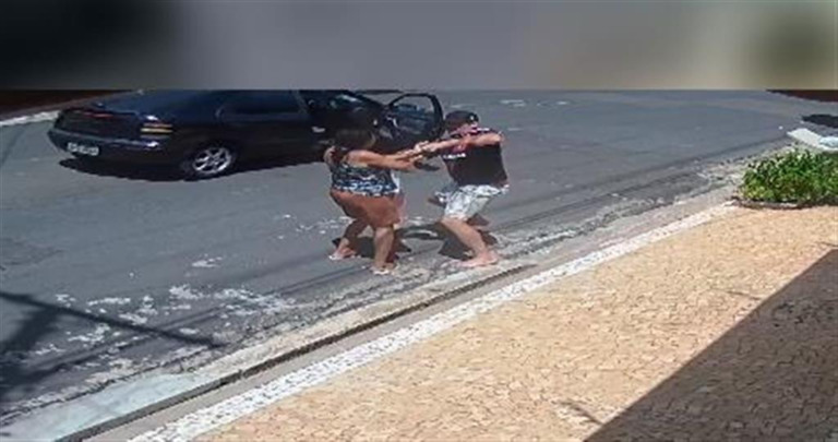 Vídeo - Dois homens são presos após roubo de celular na zona norte