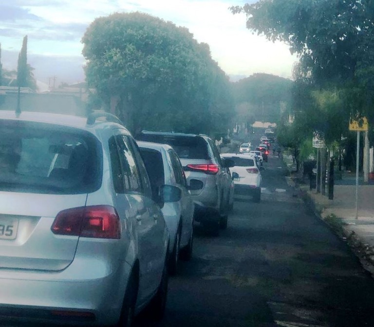 ‘Ignorados’ – Zona leste tem caos no trânsito de avenida e silêncio da prefeitura