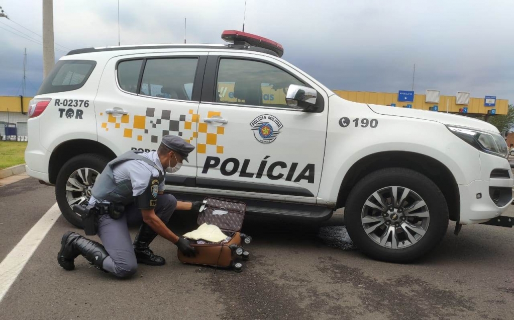 Jovem flagrada com pacote de cocaína em viagem de ônibus em Marília Jovem flagrada com pacote de cocaína em viagem de ônibus em Marília