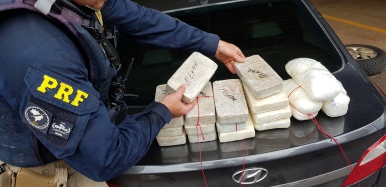 PRF apreende em Ourinhos carga de cocaína avaliada em R$ 2,4 milhões PRF apreende em Ourinhos carga de cocaína avaliada em R$ 2,4 milhões