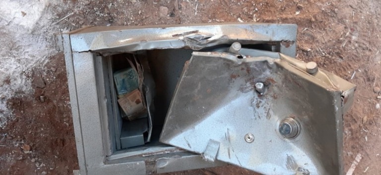 Catadores devolvem R$ 35 mil de cofre abandonado como sucata em Araçatuba