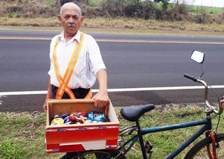 Ação distribui coletes a ciclistas e pedestres em rodovia de Marília e região