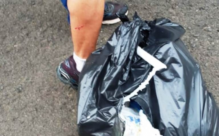 Coletor corta perna em lâmpada descartada com lixo; caso reforça alerta