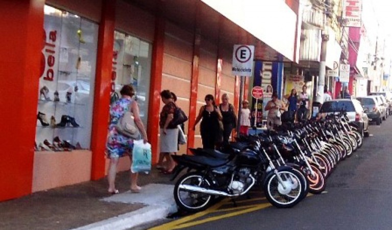 Comércio de Marília abre até 22h na segunda; grupos podem abrir no feriado