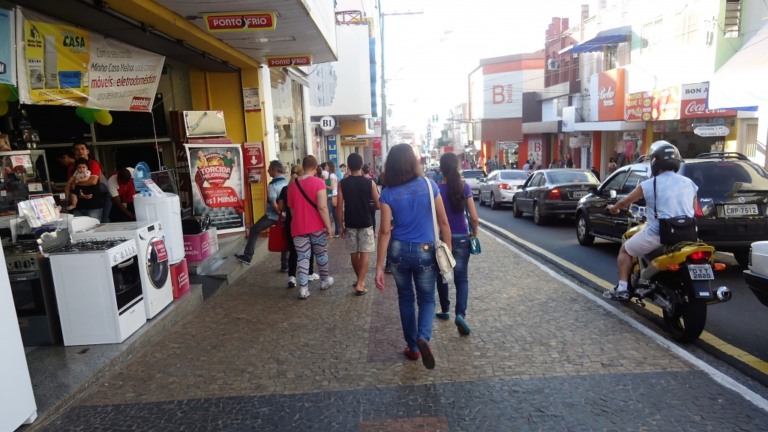 Comércio de Marília abre à noite na sexta por vendas para Dia dos Namorados
