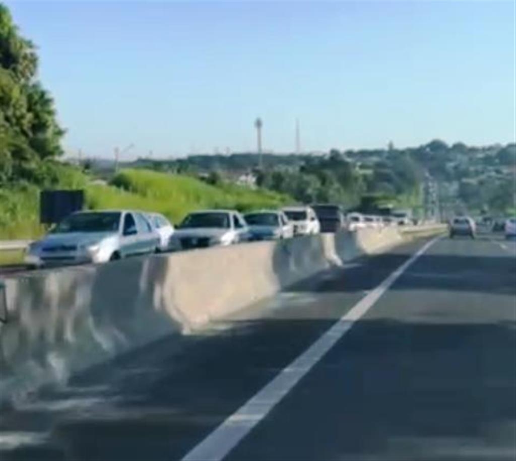 Rodovia do Contorno tem grande congestionamento após colisão em Marília