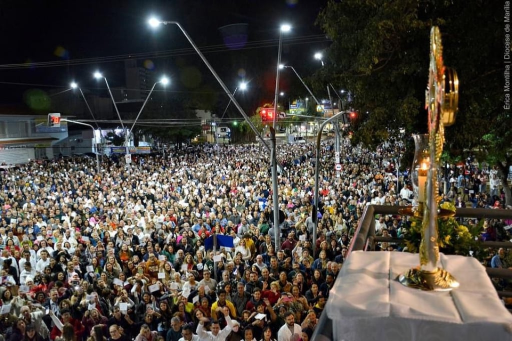 Corpus Christi leva multidão para ruas em Marília no feriado