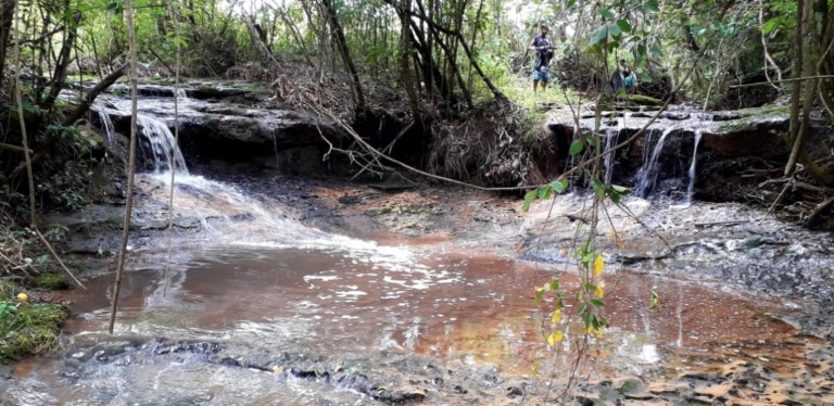 ÁGua com resíduos (esq) vinda de bairros e mais limpa (dir) de área de chácaras – Arquivo/Origem,