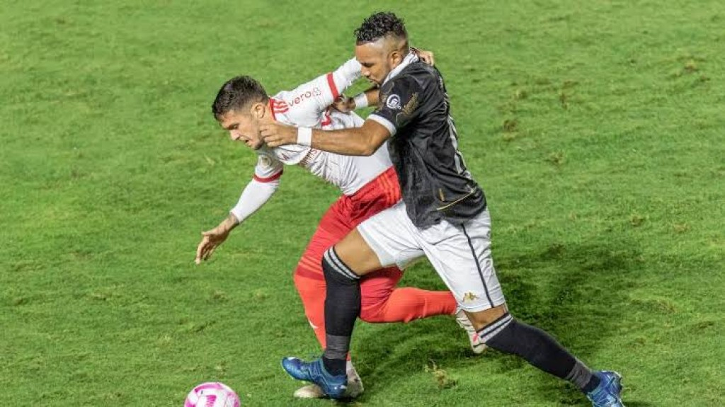 Internacional vence o Vasco por 2 a 1 em partida que mantém equipe carioca na zona de rebaixamento