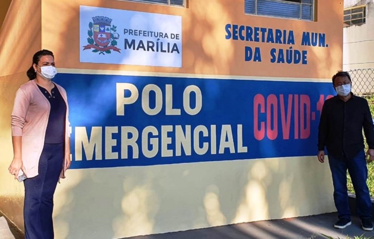 vereadores Elio Ajeka e Vania Ramos, da CPI da Covid, em polo de atendimento em Marília