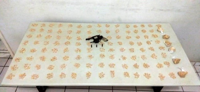 PM prende desempregado com mil porções de crack e arma em Marília