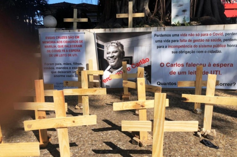 Manifestação leva cruzes para praça e lembra mortes à espera de UTI em Marília