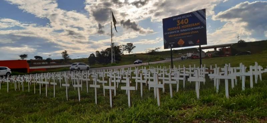 Zona Norte recebe campanha com cruzes para lembrar mortes no trânsito de Marília