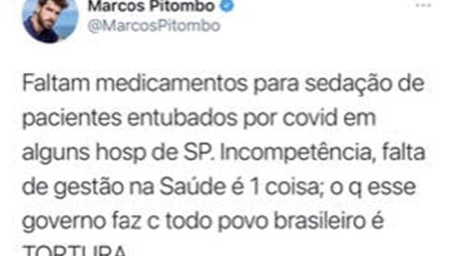 grande símbolo do corinthians em parede. imagem está em preto e branco