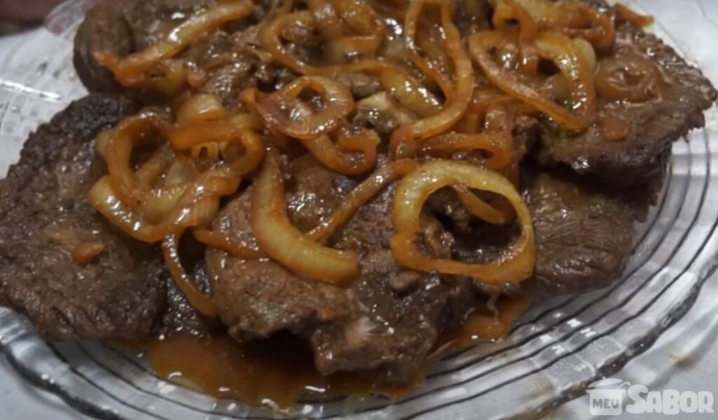 Bife acebolado bem temperado e com sabor de restaurante!