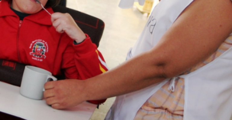Cuidadores de alunos em escolas de Marília acusam atraso de salários