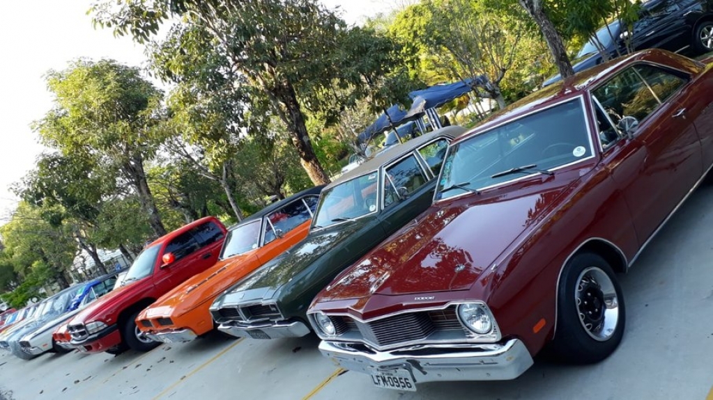 Evento reúne carros clássicos do grupo Chrysler em Águas de Lindoia, SP