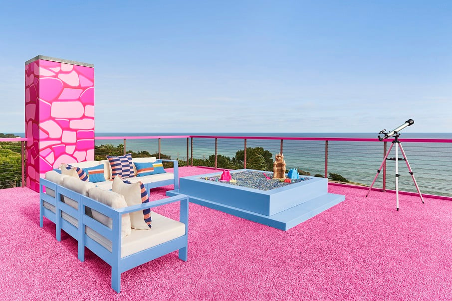 Varanda da DreamHouse, a Casa da Barbie, em Malibu, que foi renovada com decoração inspirada no boneco Ken. Foto: Joyce Lee