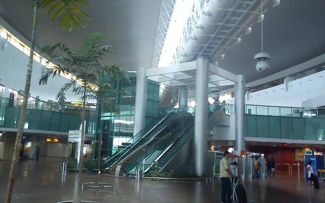 Foto do interior do aeroporto internacional Zumbi dos Palmares.